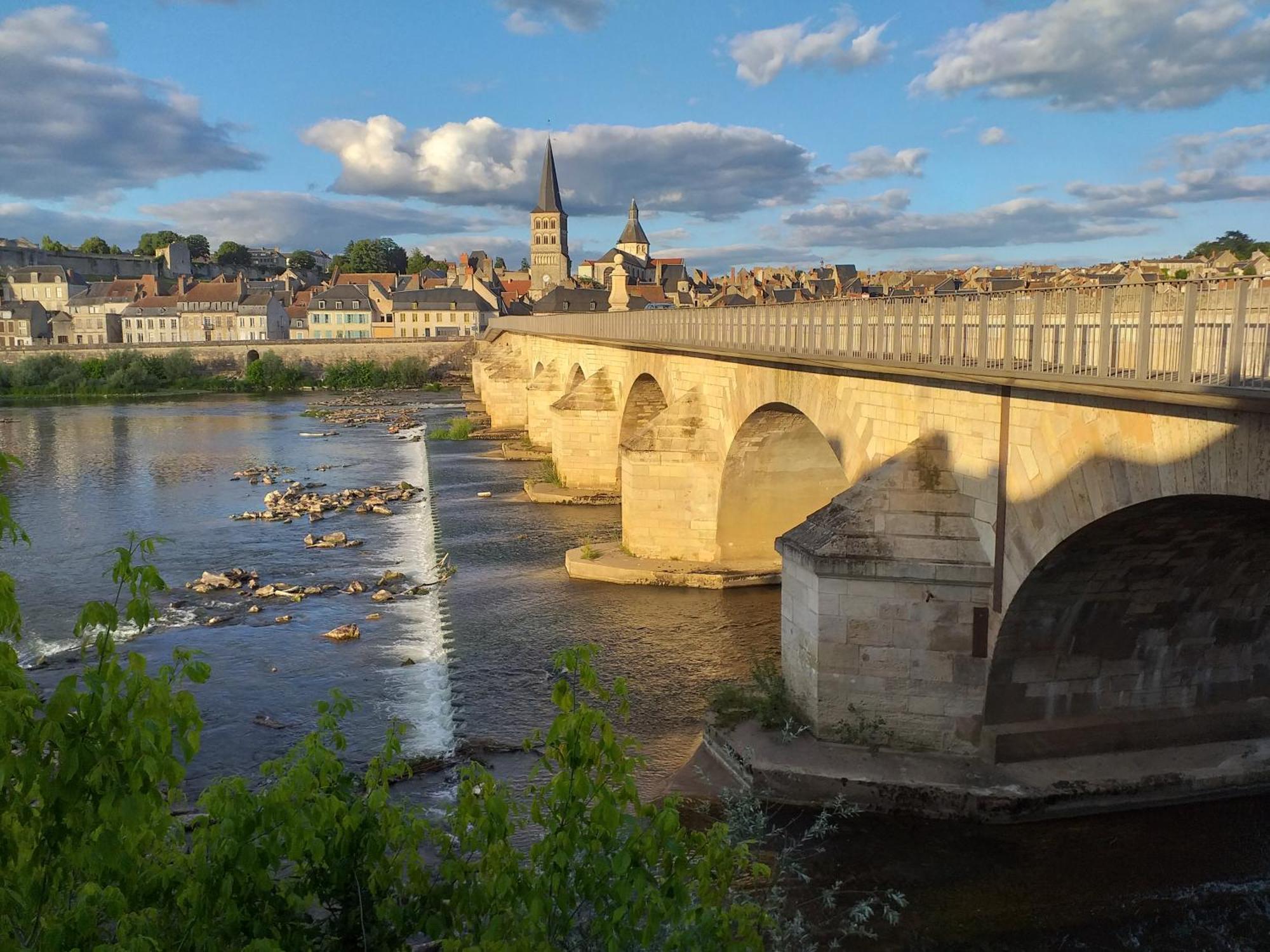 La Cour Du Chateau La Charité-sur-Loire Exterior foto